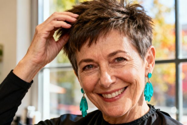 Femme européenne de 55 ans souriante avec une nouvelle coupe de cheveux et des boucles d'oreilles turquoise dans un salon